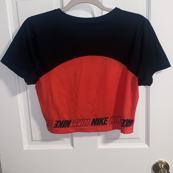 Nike Pink & Black Gym Shirt. - Picture 2 of 2